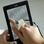 FingerReader-Reading-Kindle (1)
