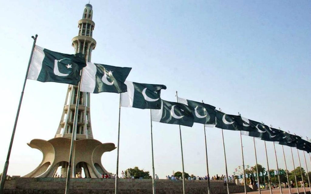 Minar-e-Pakistan-with-National-Flag