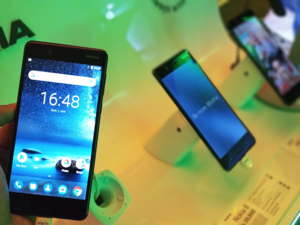 Nokia 8 Set in Hand