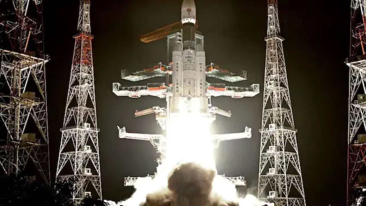 India's heaviest rocket launches 36 OneWeb broadband satellites