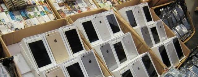 Custom-Stops-Smuggling-of-iPhones